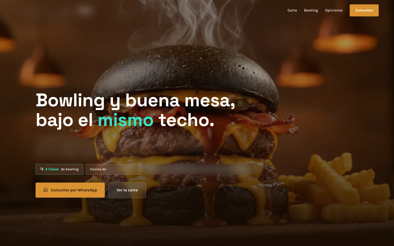 Landing para un restaurante con bowling, con el titular "Bowling y buena mesa, bajo el mismo techo" sobre una hamburguesa doble de pan negro con bacon, queso derretido y salsa gravy, papas fritas al lado, bajo luces cálidas colgantes de fondo.