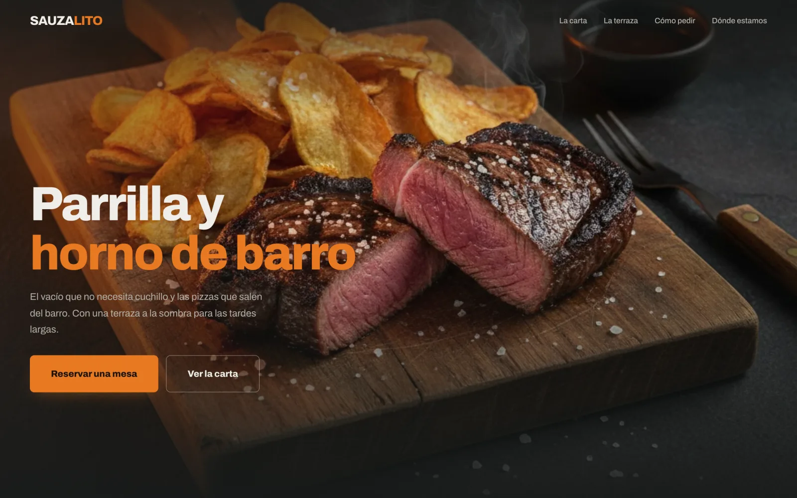 Landing para una parrilla con horno de barro, con el titular "Parrilla y horno de barro" sobre un corte de vacío recién cortado junto a papas artesanales tipo chips, servido en una tabla de madera con cuchillo y tenedor.