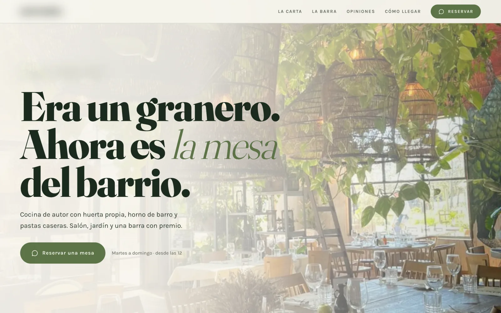 Landing para un restaurante de cocina de autor, con el titular "Era un granero. Ahora es la mesa del barrio" sobre un salón con mesas puestas entre plantas colgantes y lámparas de mimbre, en tonos verdes y de madera.
